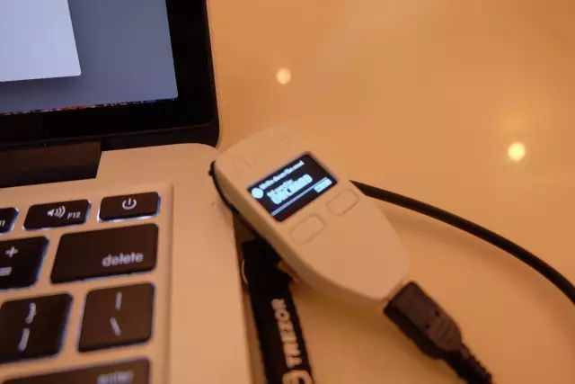 TREZOR硬件钱包开箱评测及使用教程！