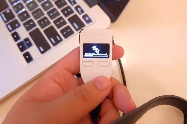 TREZOR硬件钱包开箱评测及使用教程！