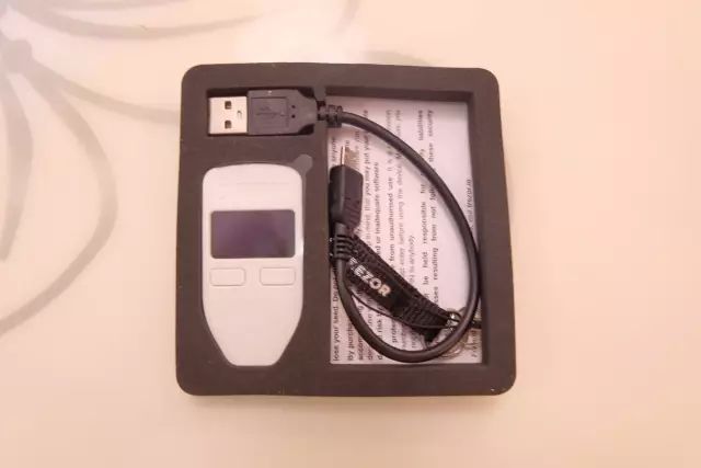 TREZOR硬件钱包开箱评测及使用教程！