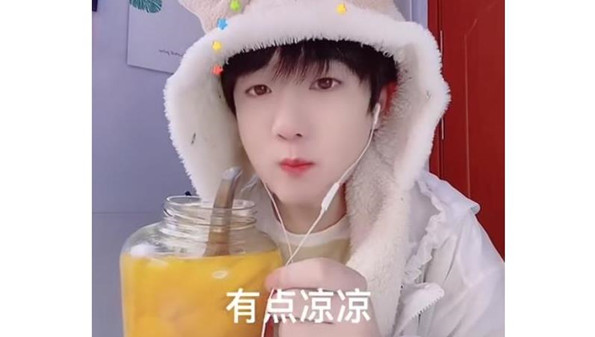 吃个桃桃表情包推荐_吃个桃桃图片大全_吃个桃桃好凉凉原图合集